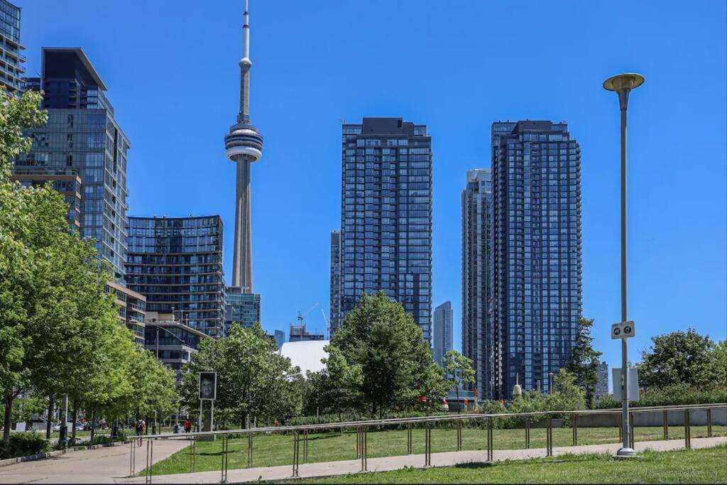 Lush Condo By Cntower - Free Parking Toronto Exterior foto